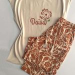 بيجامة حريمي صيفية بطبعة Daisy – كود 1058