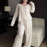 بيجامة حريمي 3 قطع كود 1720 بتصميم أنيق وخامة ناعمة مريحة مع كارديجان وبنطلون واسع لإطلالة منزلية راقية.